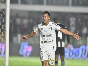 Santos vence confronto direto com Bragantino fora de casa e encosta no G8 do Brasileirão