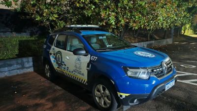 Homem é detido após ameaçar companheira e quebrar porta de apartamento em São Carlos