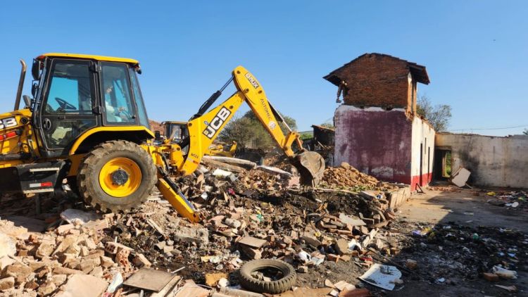 Casas abandonadas são demolidas após ação do departamento de fiscalização e ministério público