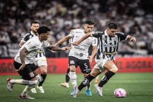 Corinthians sai na frente, mas Santos empata nos acréscimos e mantém embolada briga contra Z4