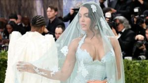 Georgina homenageia fé e família com look marcante no Met Gala