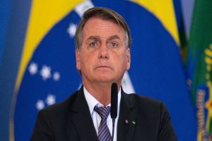 Bolsonaro diz que vai leiloar joias e doar à Santa Casa onde foi atendido