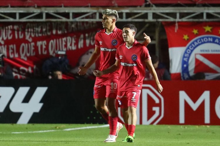 Corinthians perde do Argentinos Juniors, completa quatro jogos de jejum e deixa ponta na Sul-Americana