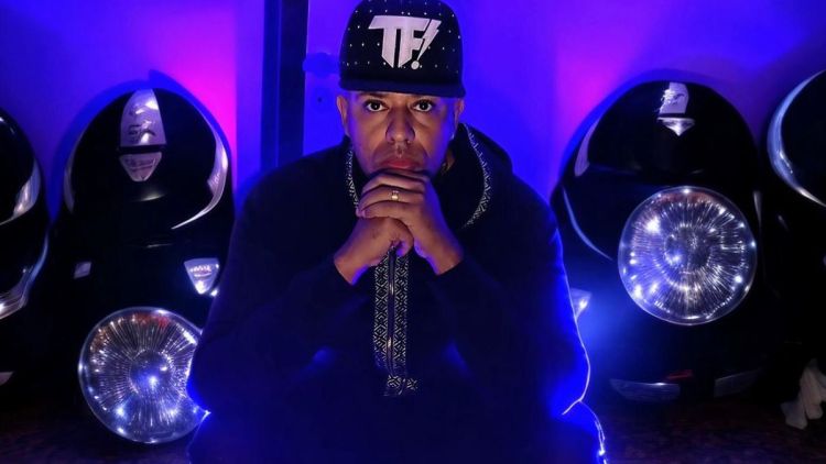 MC Koringa leva romantismo para o funk carioca em &quot;A Mais Linda do Baile&quot;