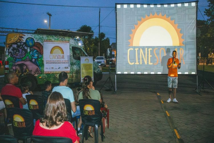 Furgão do Cinesolar estaciona em São Carlos com sessões de cinema movido a energia solar, pipoca e atrações de graça para todos