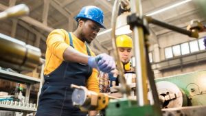 Empresas brasileiras dão férias coletivas para reduzir impacto de tarifas