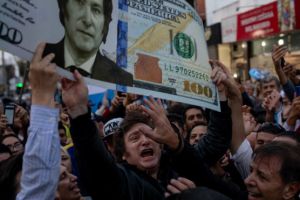 Só dólar, por favor: Argentinos se recusam a trabalhar por pesos