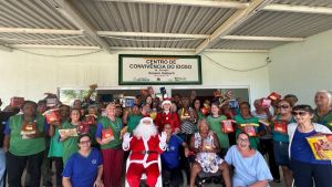 Fundo Social entrega panetones a idosos do centro de convivência do Jardim Zavaglia