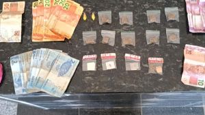 Abordagem em praça termina com prisão por tráfico de drogas em Ibaté