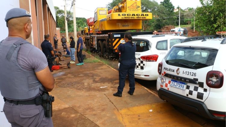 Ação integrada atende pessoas em situação de vulnerabilidade sob ponte da Avenida Domingos Zanin
