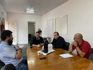 Gustavo Pozzi, secretário de Cidadania e padre João Victor planejam acolhimento de pessoas em situação de rua no inverno