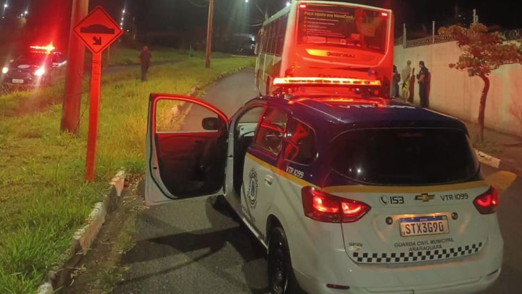 Guarda Municipal detém suspeitos após furto de ônibus e dano a semáforo em Araraquara
