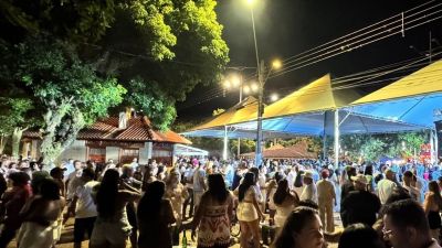 Praça da Matriz recebe grande público na celebração do Réveillon em Itirapina