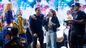 Joelma ganha homenagem de aniversário em show do Arraiá Isso é Calypso