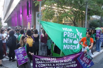 Manifestantes em SP acusam Cremesp de criminalizar aborto legal