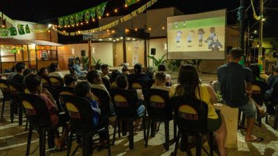 CineSolar, cinema ao ar livre movido a energia solar, exibe ‘A Pequena Sereia’ em Divinolândia