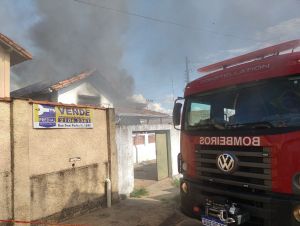 Casa é destruída por incêndio em São Carlos