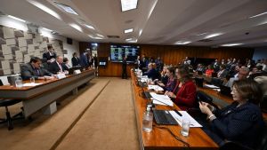 Senadores cobram CVM por suposta omissão no caso do Banco Master