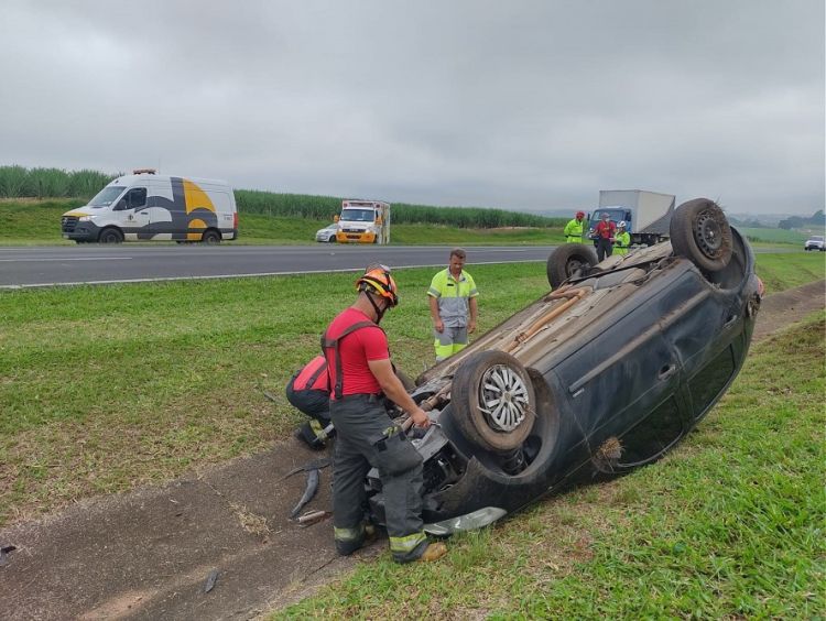 Motorista capota carro na Rodovia Washington Luís, em São Carlos