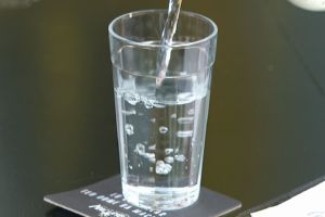 Justiça de SP concede liminar e suspende lei que obriga bares e restaurantes a fornecer água filtrada de graça em SP