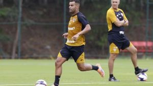 De titular a alvo de protesto: Alisson completa um mês sem jogar pelo São Paulo