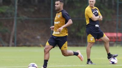 De titular a alvo de protesto: Alisson completa um mês sem jogar pelo São Paulo