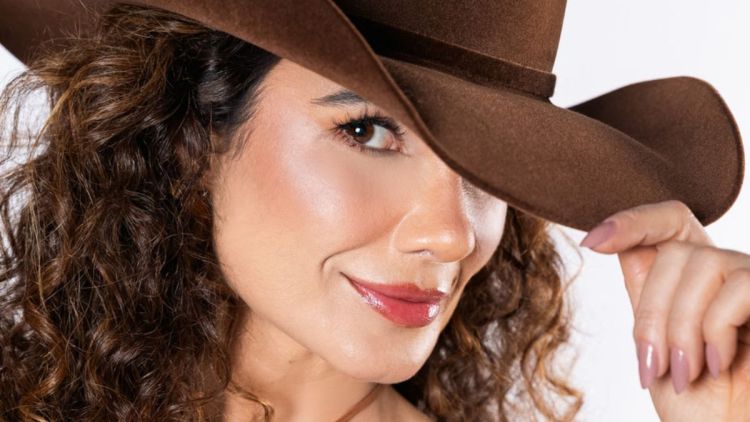 Paula Fernandes anuncia lançamento de versão de &quot;Set Fire To The Rain&quot;, aprovada por Adele