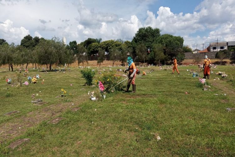 Após muita cobrança, cemitérios começam a ser limpos