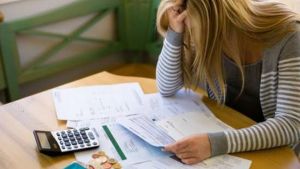 Inadimplência atinge 83,9 milhões de pessoas e quitar dívidas é prioridade para brasileiros no segundo semestre, revela Serasa