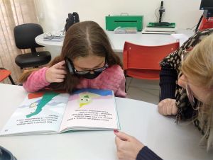 Prefeitura de São Carlos disponibiliza óculos com inteligência artificial para alunos com deficiência visual