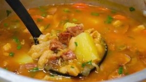 Receita de dobradinha ganha reforço de bacon, calabresa e legumes