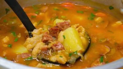 Receita de dobradinha ganha reforço de bacon, calabresa e legumes