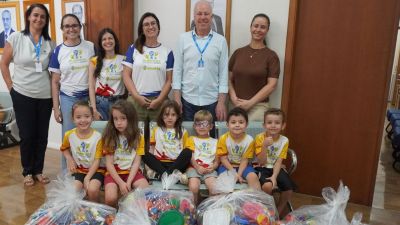 Crianças do Espaço Criarte entregam doações de tampinhas à Santa Casa