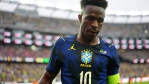 França vence com 10 e dá choque de realidade no Brasil a 76 dias da Copa