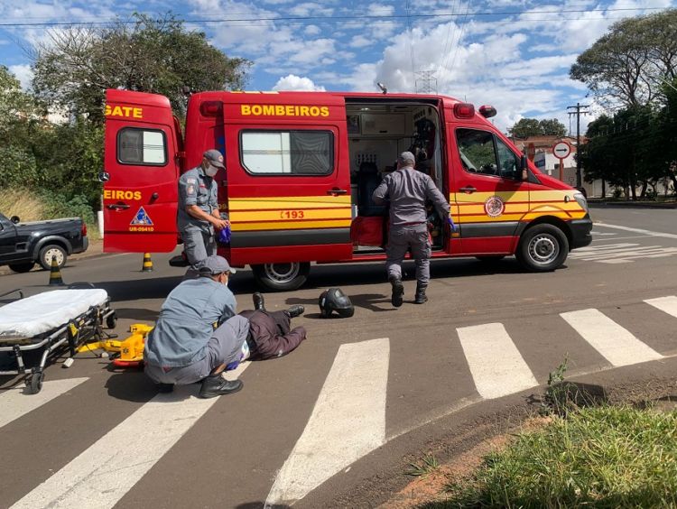 Acidente entre duas motos deixa motociclistas feridos