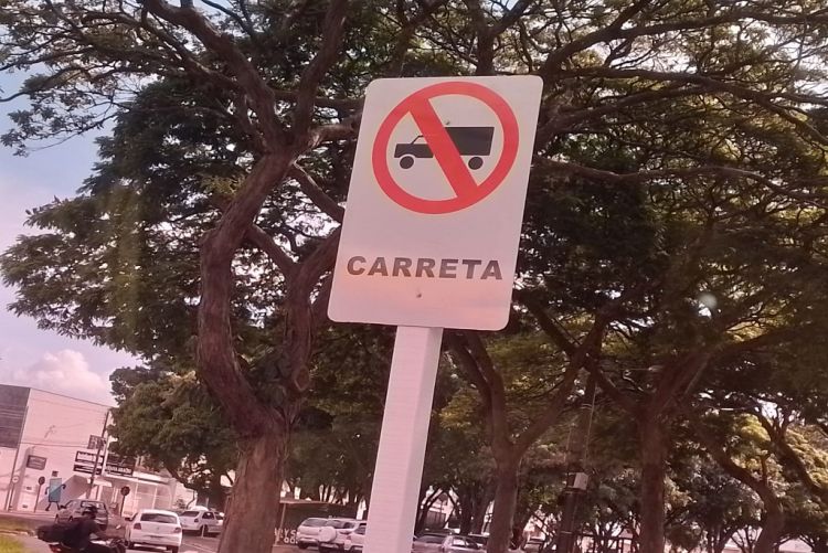 Trânsito de carretas é proibido na Avenida Sallum