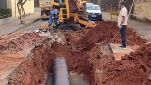 Saae realiza reparo emergencial em rede de esgoto na rua José Bonifácio