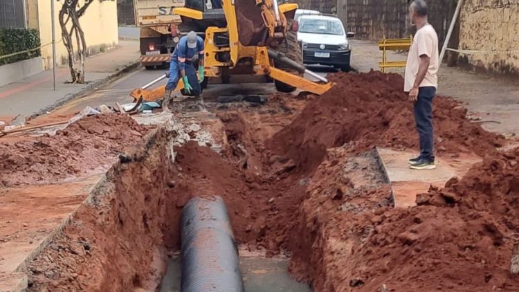 Saae realiza reparo emergencial em rede de esgoto na rua José Bonifácio