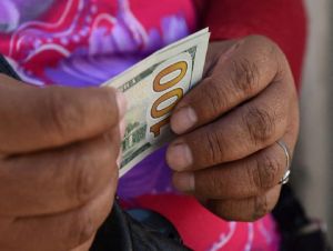 Bolívia desafia domínio global do dólar com iuan chinês e rublo russo