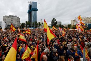 Milhares de espanhóis protestam contra os planos de anistia para separatistas catalães
