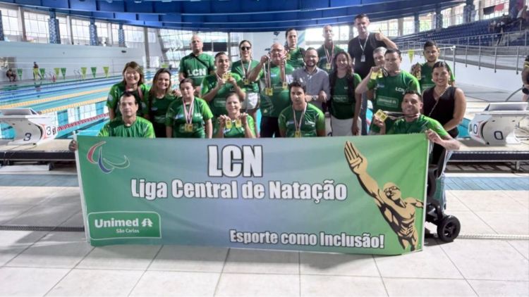 São Carlos conquista títulos na Paranatação do Paresp 2025