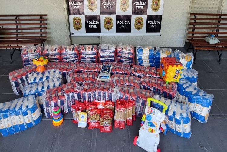 Polícia realiza campanha &quot;Natal Sem Fome&quot; e entrega 800 quilos de alimentos em Presidente Prudente