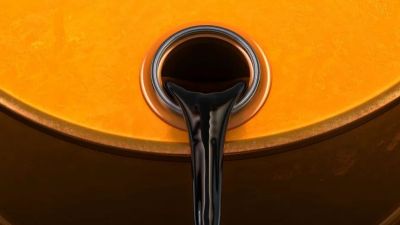 Petróleo chega a subir mais de 5% após registrar maior queda em quatro anos com temores sobre guerra