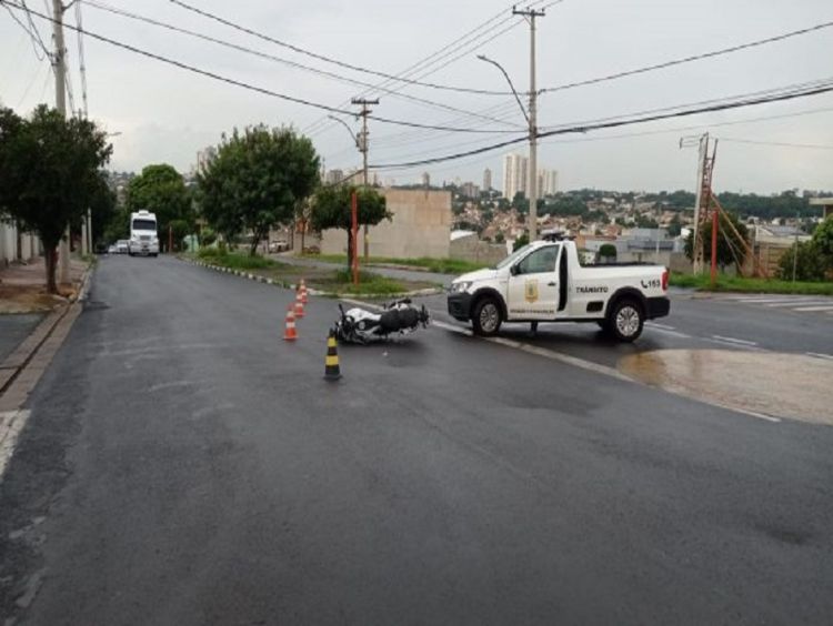 Moto e carro colidem na Rômulo Lupo em Araraquara