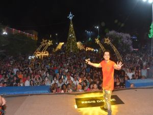 Regis Danese encanta público com show de natal na praça do mercado municipal