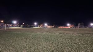 Campo Municipal do Jardim Cruzado recebe nova iluminação e passa a oferecer mais segurança e opções para atividades noturnas