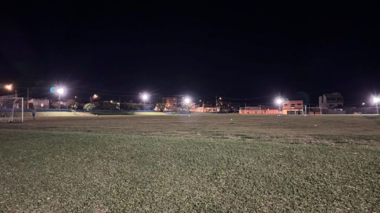 Campo Municipal do Jardim Cruzado recebe nova iluminação e passa a oferecer mais segurança e opções para atividades noturnas
