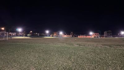 Campo Municipal do Jardim Cruzado recebe nova iluminação e passa a oferecer mais segurança e opções para atividades noturnas