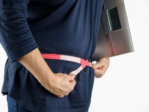 Acúmulo de gordura no abdômen aumenta o risco de desenvolver baixas concentrações de vitamina D no sangue a partir dos 50 anos