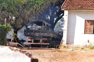Bombeiros encontram corpo carbonizado durante incêndio na Vila Xavier